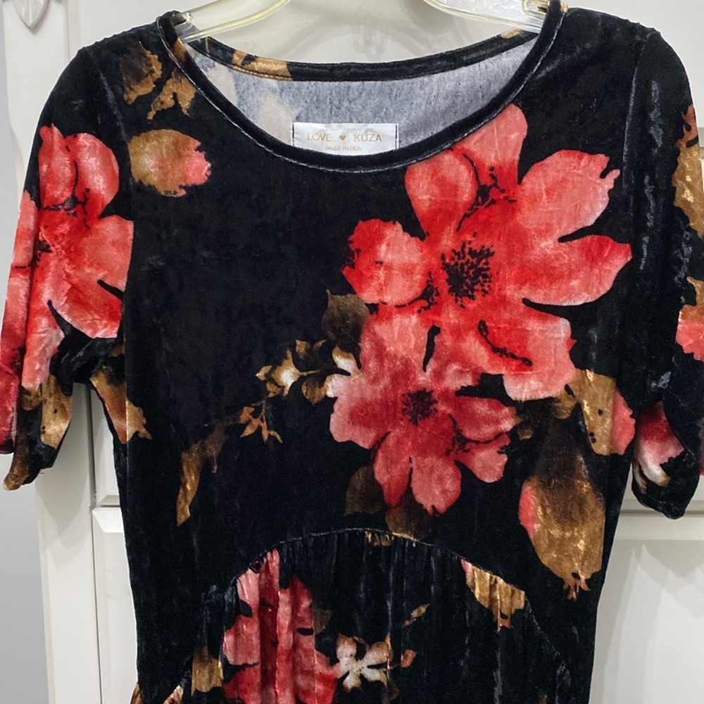 NWOT Floral Velvet Dress. Size S. Polyester/Spandex. Black w/peachy pink flowers